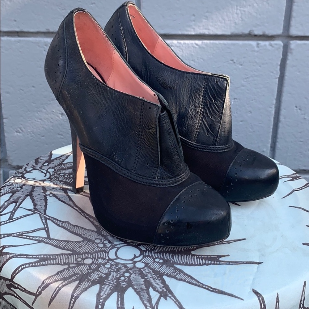Betsey Johnson sample Laceless Spectator heels